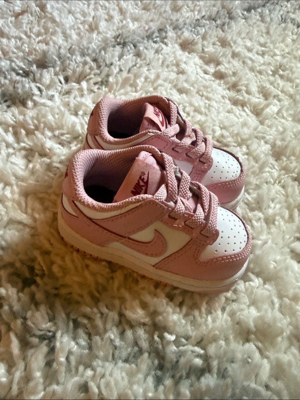 Nike Kids Low-Top Sneakers in Pink and White